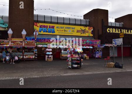 Blackpool Rock and Sweet Shop, befindet sich an der Außenseite von Coral Island Stockfoto