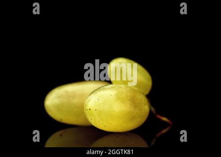 Mehrere Beeren von reifen süßen Trauben, aus der Nähe, isoliert auf schwarz. Stockfoto