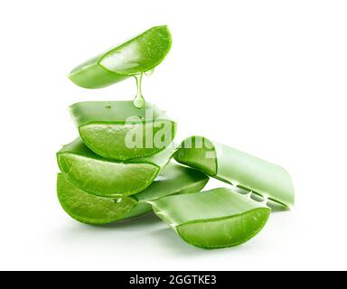 Aloe Vera-Gel tropft auf eine Gruppe von Aloe Vera-Scheiben Stockfoto