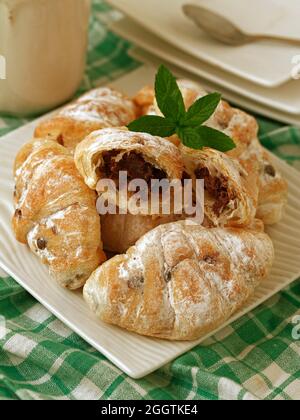 Gefüllte Mini-Croissants mit Schokolade. Stockfoto