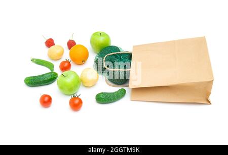 Bastelpapier-Einkaufstasche mit verschiedenen Obst- und Gemüsesorten, isoliert auf Weiß Stockfoto
