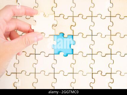 Setzen Sie das letzte Puzzleteil in Position. Abschlusskonzept. Stockfoto