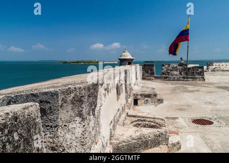 Festung Fuerte de San Fernando auf der Insel Tierraomba in der Nähe von Cartagna, Kolumbien. Bateria de San Jose Fort im Hintergrund. Stockfoto