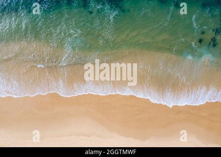 Ein Blick von oben auf das klare Wasser am Nobbys Beach - Newcastle NSW Australien Stockfoto