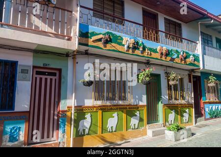 Bunt geschmückten Häuser in Guatape Dorf, Kolumbien Stockfoto