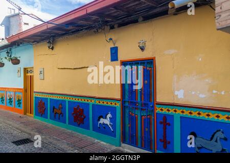 Bunt geschmückten Häuser in Guatape Dorf, Kolumbien Stockfoto