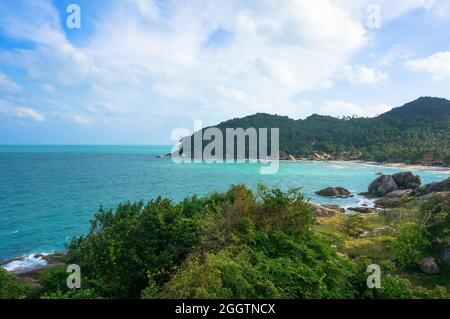 Die malerische Bucht an der Adria. Die Insel Koh Samui Thailand. Landschaft mit blauem Meer, Bergen und grünen tropischen Pflanzen Stockfoto