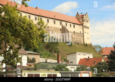 26. August 2021, Sachsen-Anhalt, Löbejün: Das historische Schloss Wettin thront auf einem Felsen im Hintergrund. Foto: Matthias Bein/dpa-Zentralbild/ZB Stockfoto