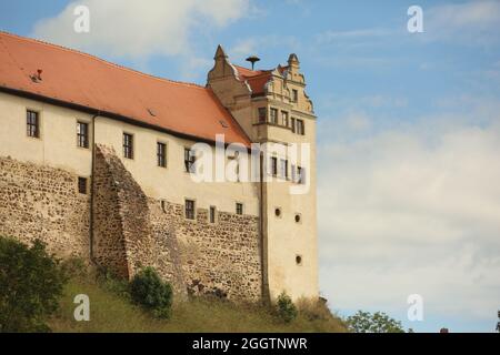 26. August 2021, Sachsen-Anhalt, Löbejün: Das historische Schloss Wettin thront auf einem Felsen im Hintergrund. Foto: Matthias Bein/dpa-Zentralbild/ZB Stockfoto