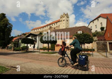 26. August 2021, Sachsen-Anhalt, Löbejün: Das historische Schloss Wettin thront auf einem Felsen im Hintergrund. Foto: Matthias Bein/dpa-Zentralbild/ZB Stockfoto