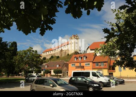 26. August 2021, Sachsen-Anhalt, Löbejün: Das historische Schloss Wettin thront auf einem Felsen im Hintergrund. Foto: Matthias Bein/dpa-Zentralbild/ZB Stockfoto