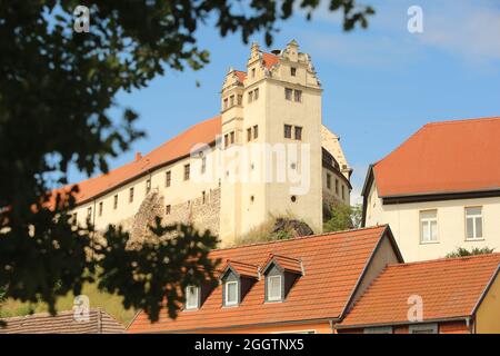 26. August 2021, Sachsen-Anhalt, Löbejün: Das historische Schloss Wettin thront auf einem Felsen im Hintergrund. Foto: Matthias Bein/dpa-Zentralbild/ZB Stockfoto