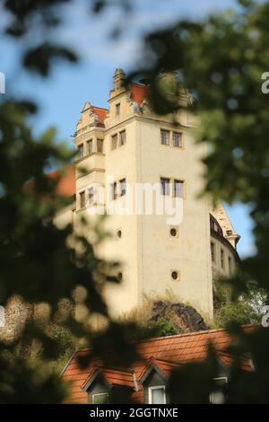 26. August 2021, Sachsen-Anhalt, Löbejün: Das historische Schloss Wettin thront auf einem Felsen im Hintergrund. Foto: Matthias Bein/dpa-Zentralbild/ZB Stockfoto