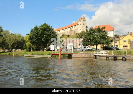 26. August 2021, Sachsen-Anhalt, Löbejün: Das historische Schloss Wettin thront auf einem Felsen im Hintergrund. Foto: Matthias Bein/dpa-Zentralbild/ZB Stockfoto