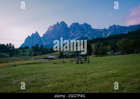 Cortina d'Ampezzo Stadt Panoramablick mit alpin grüner Landschaft und massiven Dolomiten Alpen im Hintergrund. Provinz Belluno, Südtirol, Italien Dolomiten Stockfoto