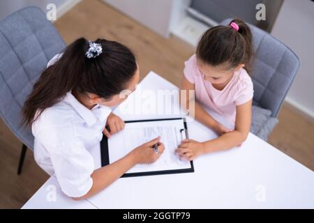 Krankenkind-Therapie. Therapeut Tröstet Kind Im Krankenhaus Stockfoto