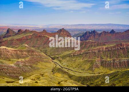 Hügel, die durch Erosion von farbigen Felsen mit rötlich-gelben und orangen Streifen gebildet werden. Die Landformen von Baili Danxia sind majestätisch, seltsam geformt und farbenfroh. X Stockfoto