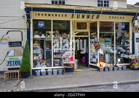 Bunners traditionelles Eisenwarengeschäft, Montgomery, Powys, Wales Stockfoto