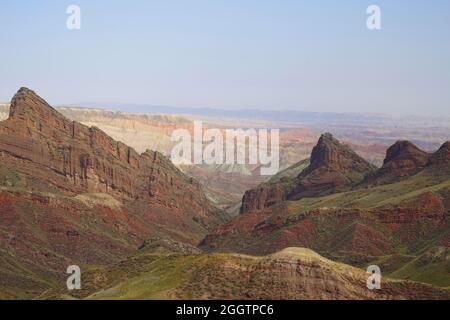 Hügel, die durch Erosion von farbigen Felsen mit rötlich-gelben und orangen Streifen gebildet werden. Die Landformen von Baili Danxia sind majestätisch, seltsam geformt und farbenfroh. X Stockfoto