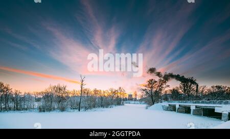 Dobrush, Region Gomel, Weißrussland. Panorama Des Alten Papierfabrik-Turms Am Winterabend Oder In Der Nacht. Historisches Erbe. Lunacharsky Avenue. Stockfoto