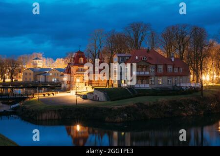 Kuressaare, Estland. Altes Holzhaus Ekesparre Boutique Hotel In Hölzernen Jugendstil Am Abend Blue Hour Nacht Stockfoto