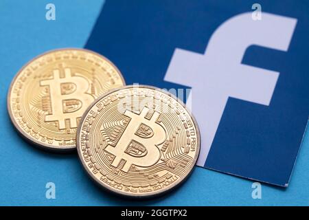 LONDON, Großbritannien - September 2021: Bitcoin-Kryptowährung auf einem facebook-Logo Stockfoto