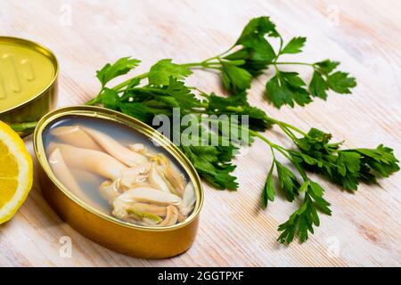 Natürliche Weichtiere aus der Dose Solen mit Petersilie und Zitrone Stockfoto