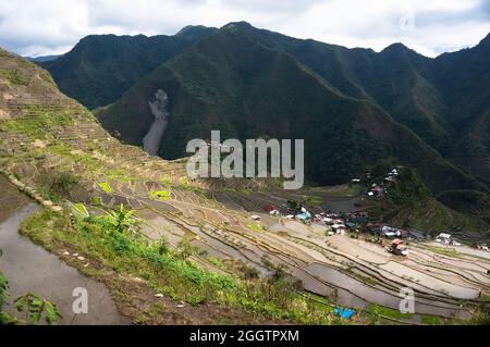 Wunderschöne Berge mit Reisplantagen in den Bergen der philippinischen Inseln Stockfoto