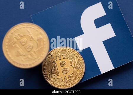 LONDON, Großbritannien - September 2021: Bitcoin-Kryptowährung auf einem facebook-Logo Stockfoto