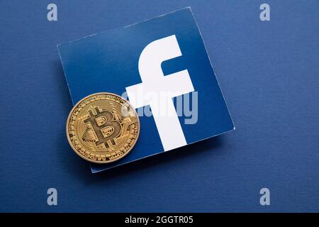 LONDON, Großbritannien - September 2021: Bitcoin-Kryptowährung auf einem facebook-Logo Stockfoto