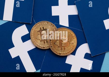 LONDON, Großbritannien - September 2021: Bitcoin-Kryptowährung auf einem facebook-Logo Stockfoto