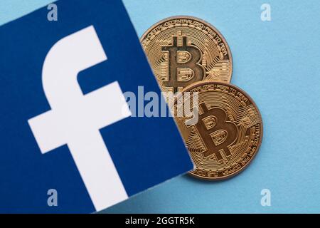 LONDON, Großbritannien - September 2021: Bitcoin-Kryptowährung auf einem facebook-Logo Stockfoto