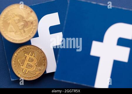 LONDON, Großbritannien - September 2021: Bitcoin-Kryptowährung auf einem facebook-Logo Stockfoto