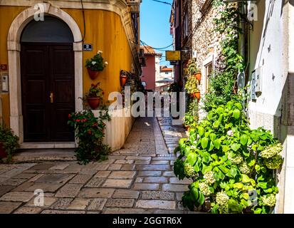 Schöne alte Gasse in der Stadt Porec in Kroatien Stockfoto