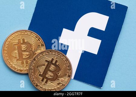 LONDON, Großbritannien - September 2021: Bitcoin-Kryptowährung auf einem facebook-Logo Stockfoto