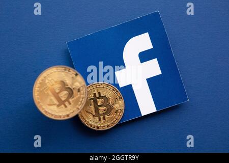 LONDON, Großbritannien - September 2021: Bitcoin-Kryptowährung auf einem facebook-Logo Stockfoto