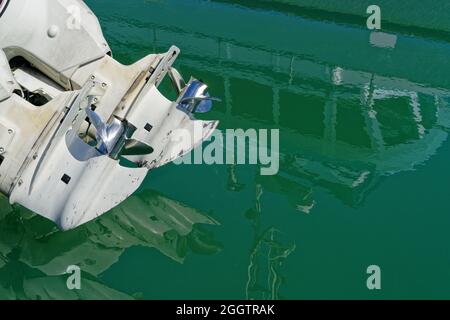 Zwei Außenbordmotoren auf der Rückseite eines Bootes. Glänzende Chrom-Propeller frei von der Wasseroberfläche. Stockfoto