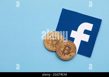 LONDON, Großbritannien - September 2021: Bitcoin-Kryptowährung auf einem facebook-Logo Stockfoto