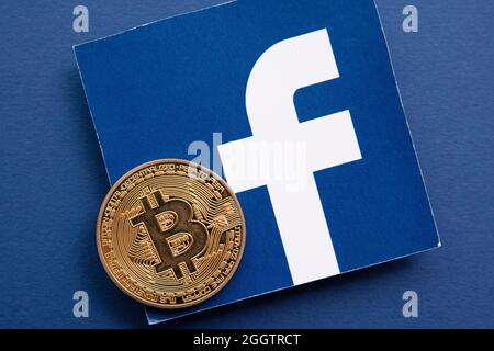 LONDON, Großbritannien - September 2021: Bitcoin-Kryptowährung auf einem facebook-Logo Stockfoto