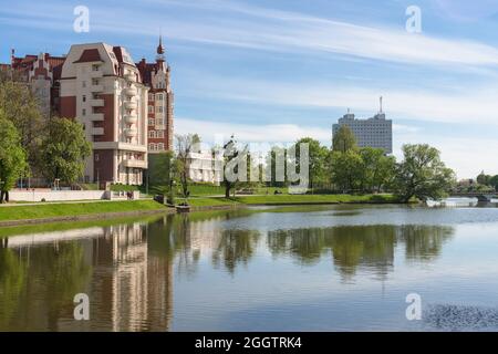 Schönheit des Teiches Nisniy in Königsberg am sonnigen Abend Stockfoto