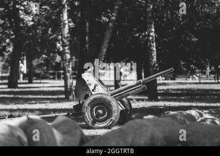 Russische sowjetische 45-mm-Panzerabwehrkanone. Es war die wichtigste Panzerabwehrwaffe der Artillerietruppen der Roten Armee im Zweiten Weltkrieg Sommersaison. Schwarz Und Weiß Stockfoto