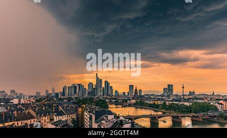 Regen über Frankfurts Mainhattan, dem zentralen Geschäftsviertel von Frankfurt in Deutschland. Das Wort ist ein Portmanteau von Main, dem Fluss, auf dem Frankfu Stockfoto