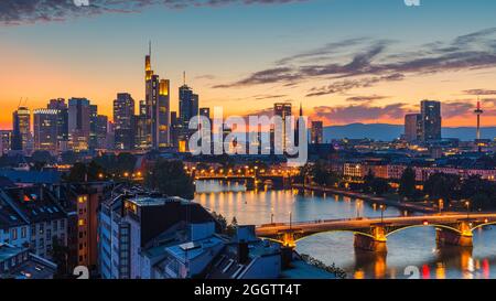 Sonnenuntergang über Frankfurts Mainhattan, dem zentralen Geschäftsviertel von Frankfurt in Deutschland. Das Wort ist ein Portmanteau von Main, dem Fluss, auf dem Frankf Stockfoto