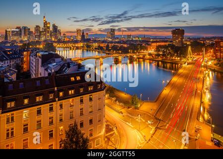 Sonnenuntergang über Frankfurts Mainhattan, dem zentralen Geschäftsviertel von Frankfurt in Deutschland. Das Wort ist ein Portmanteau von Main, dem Fluss, auf dem Frankf Stockfoto