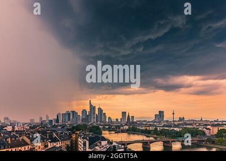 Regenschauer über Frankfurts Mainhattan, dem zentralen Geschäftsviertel von Frankfurt in Deutschland. Das Wort ist ein Portmanteau von Main, dem Fluss, auf dem Stockfoto