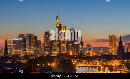 Sonnenuntergang über Frankfurts Mainhattan, dem zentralen Geschäftsviertel von Frankfurt in Deutschland. Das Wort ist ein Portmanteau von Main, dem Fluss, auf dem Frankf Stockfoto