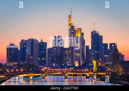 Sonnenuntergang über Frankfurts Mainhattan, dem zentralen Geschäftsviertel von Frankfurt in Deutschland. Das Wort ist ein Portmanteau von Main, dem Fluss, auf dem Frankf Stockfoto