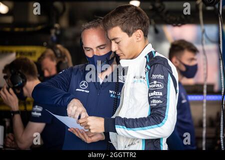 Zandvoort, Niederlande. 03/09/2021, George Russell (GBR) Williams Racing mit James Urwin (GBR) Williams Racing Race Engineer. Großer Preis der Niederlande, Freitag, 3. September 2021. Zandvoort, Niederlande. Stockfoto