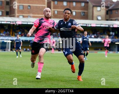 SOUTHEND, ENGLAND - 25. AUGUST: Paddy Madden von Stockport County teinerseits mit Nathan Ralph von Southend United während der National League zwischen Southend U Stockfoto