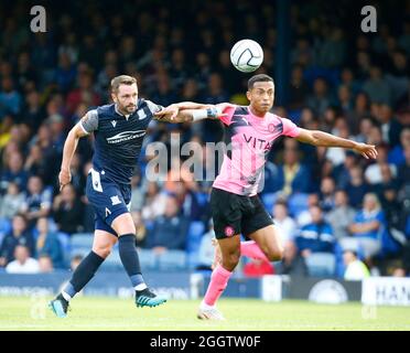 SOUTHEND, ENGLAND - 25. AUGUST: L-R John White von Southend United und Alex Reid von Stockport County während der National League zwischen Southend United an Stockfoto